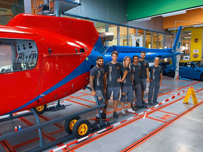 . . . auch Helikopterlackierungen von den Teams repariert.